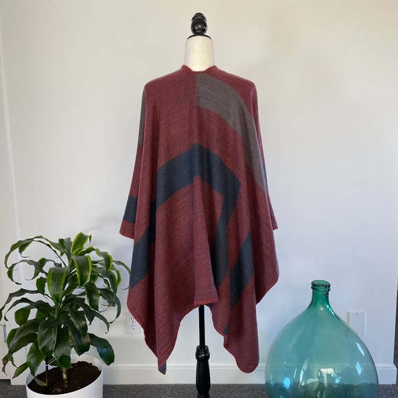 **SOLD** BNWOT Dakota shawl blanket wrap - OS - Picture 6 of 12